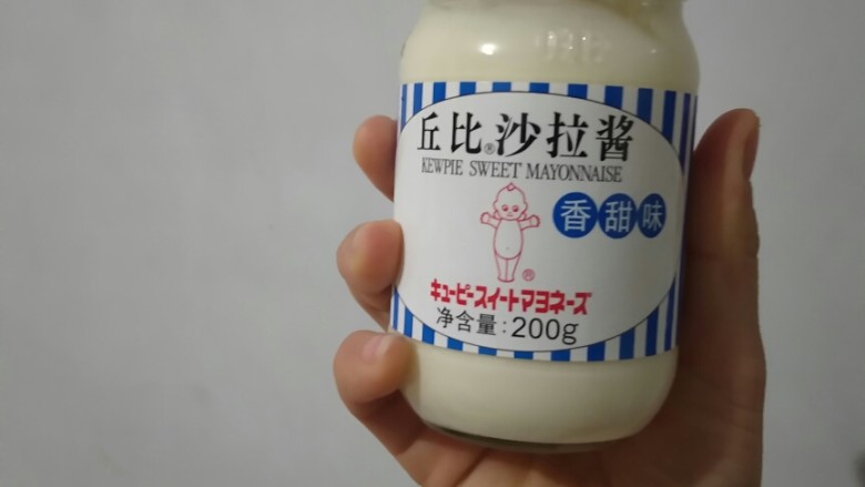 花样吃吐司――早安吐司,取出沙拉酱,啦啦啦😊
家里宝宝超爱吃沙拉酱和<a style='color:red;display:inline-block;' href='/shicai/ 699'>番茄酱</a>的。