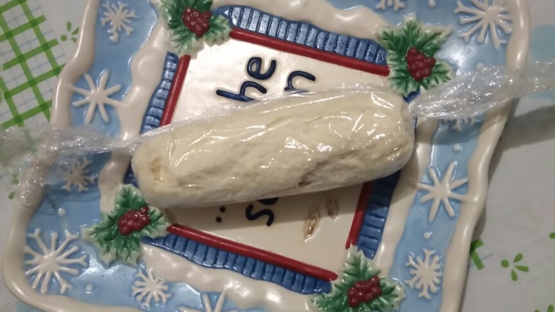 花样吃吐司――早安吐司,将吐司卷起来,并用保鲜膜裹起来,方便定型。