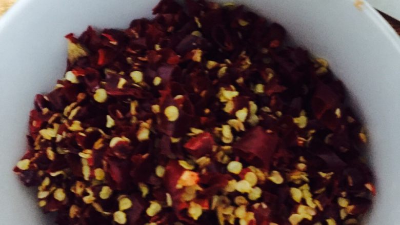 水煮肉片,<a style='color:red;display:inline-block;' href='/shicai/ 86474'>干辣椒</a>洗干净后切碎备用