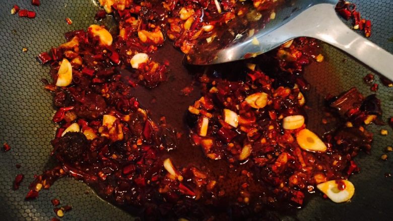 水煮肉片,放入豆瓣酱、大蒜煸炒出红油和香味