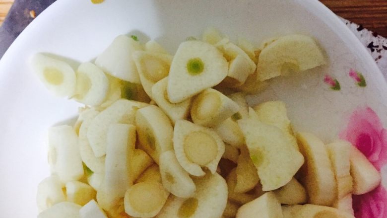 水煮肉片,蒜洗干净后切成片