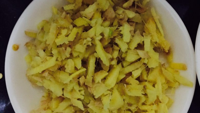 水煮肉片,<a style='color:red;display:inline-block;' href='/shicai/ 37'>姜</a>洗干净后切成<a style='color:red;display:inline-block;' href='/shicai/ 37'>姜</a>丝