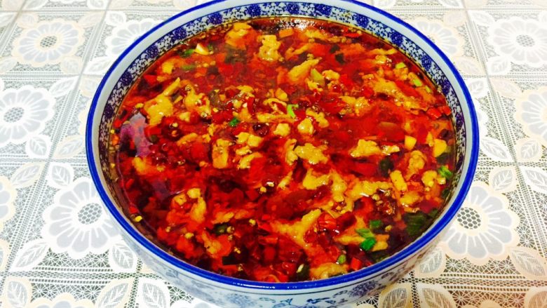 水煮肉片,煮好的肉片舀出放入刚才蔬菜垫底的碗中