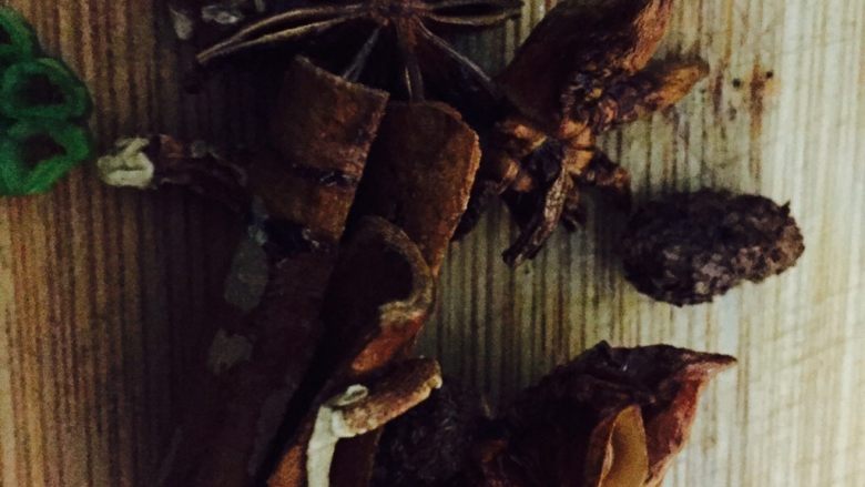 水煮肉片,香料洗干净沥干水分