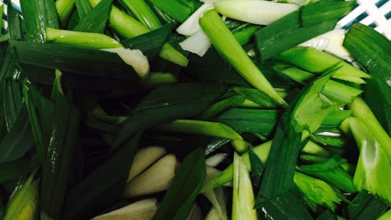 水煮肉片,<a style='color:red;display:inline-block;' href='/shicai/ 3349'>蒜苗</a>洗干净后切成小段