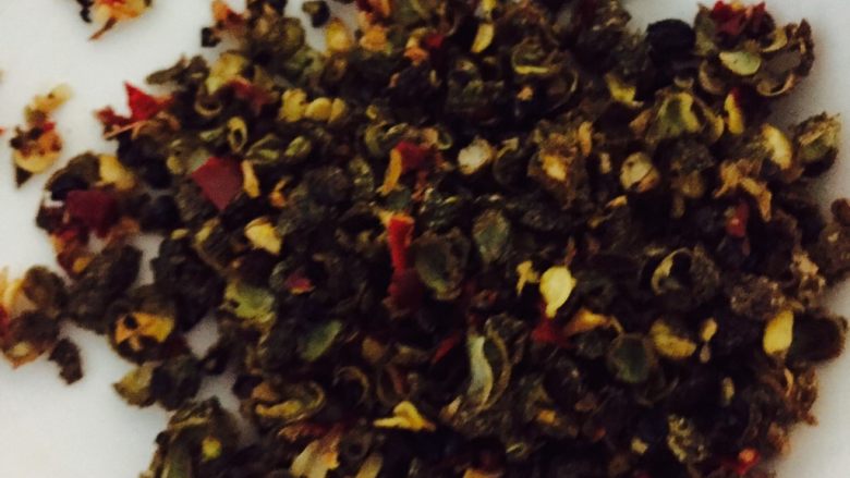 水煮肉片,<a style='color:red;display:inline-block;' href='/shicai/ 700'>花椒</a>洗干净后，用刀切碎