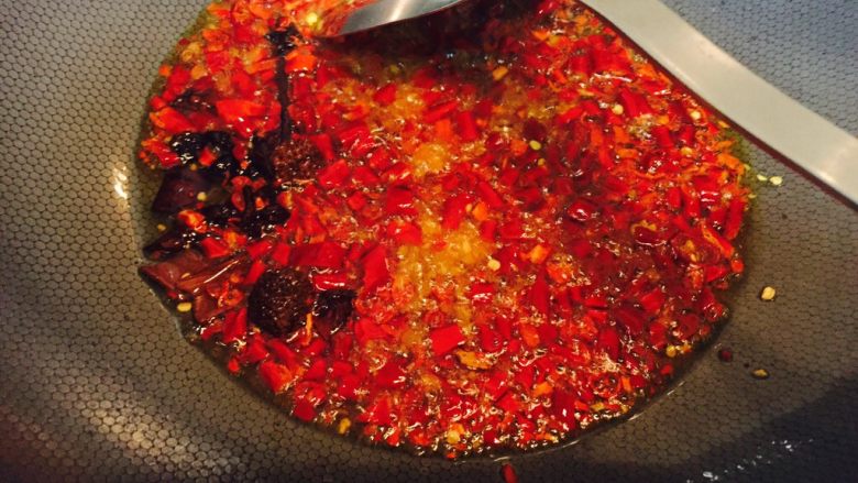 水煮肉片,锅中放入一部分干辣椒和姜丝煸炒一下