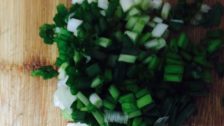 水煮肉片,葱洗干净后切成葱花