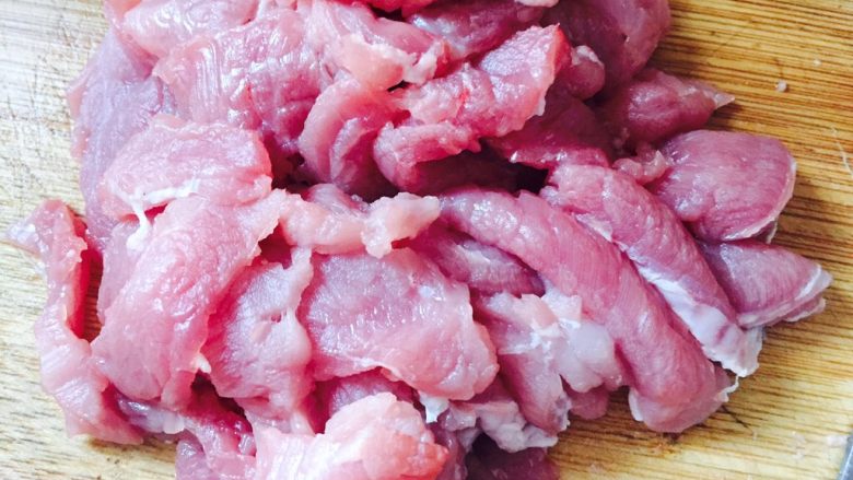 水煮肉片,开始忘写了，猪肉提前洗干净切成小片