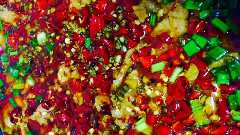 水煮肉片,刚才肉片面上放入切碎的花椒和切碎的干辣椒，锅中的热油均匀地淋在花椒和干辣椒上，放入葱花即可。水煮肉片就做好了此方子也可做牛肉、鱼肉