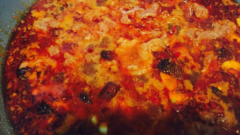 水煮肉片,锅中水烧开后小火熬煮一会儿后转中火，把肉片放入锅中煮熟起锅时放入<a style='color:red;display:inline-block;' href='/shicai/ 756'>鸡精</a>