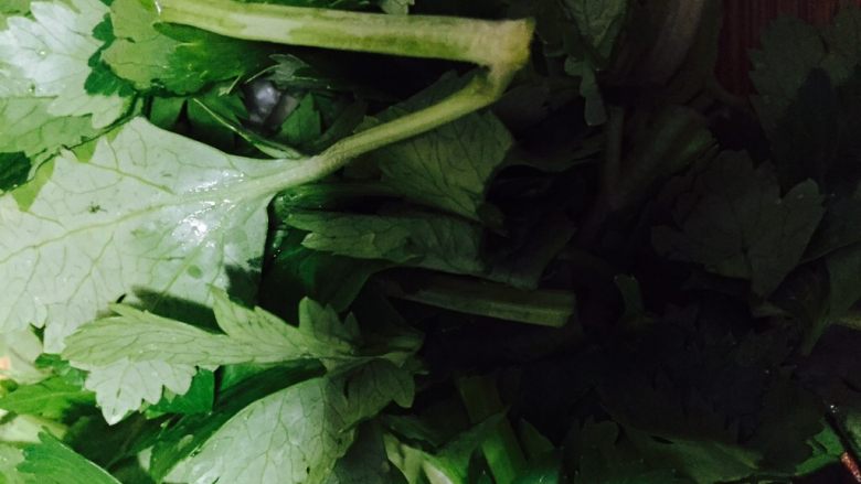 水煮肉片,将洗干净的芹菜切成小段