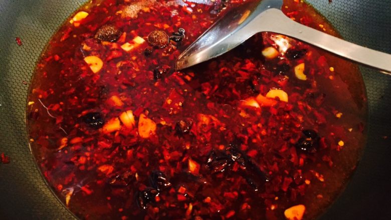 水煮肉片,锅中放入<a style='color:red;display:inline-block;' href='/shicai/ 720'>胡椒粉</a>、盐、水烧开