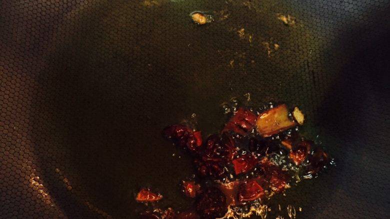 水煮肉片,锅中另放入菜籽油和香料小火慢慢熬煮出香味，熬到香料发黄变干燥时捞出