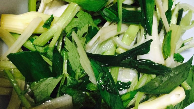 水煮肉片,锅中放入少许<a style='color:red;display:inline-block;' href='/shicai/ 848'>菜籽油</a>烧热后，把芹菜、蒜苗下锅爆香一下，捞出放入盆中打底