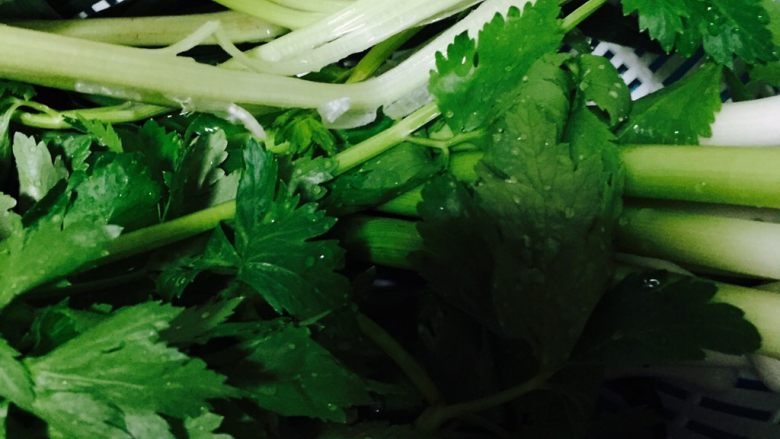 水煮肉片,<a style='color:red;display:inline-block;' href='/shicai/ 125'>芹菜</a>洗干净后沥干水分