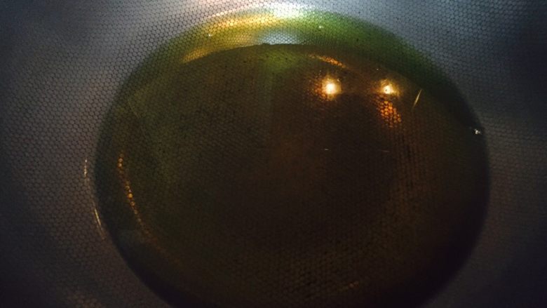 水煮肉片,锅中另外倒入油烧热，烧至油冒烟