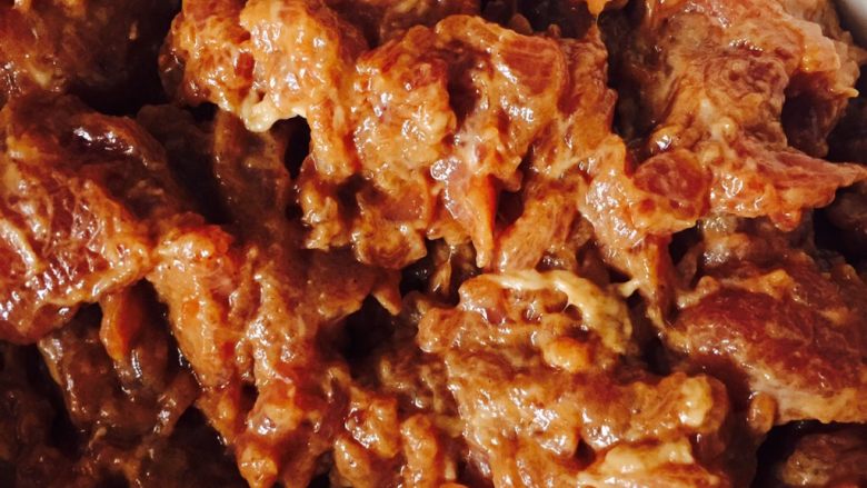 水煮肉片,肉片里放入<a style='color:red;display:inline-block;' href='/shicai/ 718'>料酒</a>、<a style='color:red;display:inline-block;' href='/shicai/ 17'>蛋清</a>、少许<a style='color:red;display:inline-block;' href='/shicai/ 788'>生抽</a>、少许<a style='color:red;display:inline-block;' href='/shicai/ 762'>老抽</a>、淀粉搅拌均匀码味二十分钟