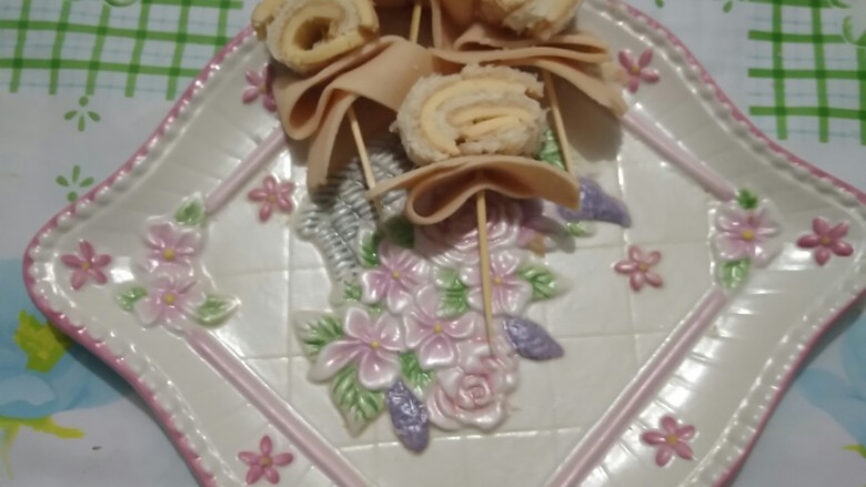 花样吃吐司――早安吐司,将土司卷切开,宽度要比火腿稍宽。早安吐司就大功告成啦😄!
😓光线光线光线!!!
下次一定要调整光线!