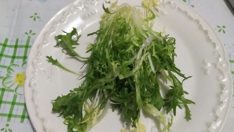 花样吃吐司――早安吐司,将清洗干净的苦菊取出,撕开。