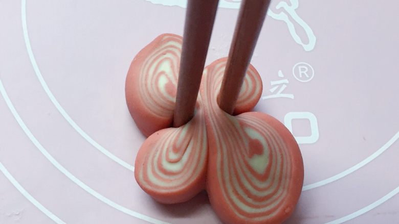 如意花卷,如图:用筷子夹起来。