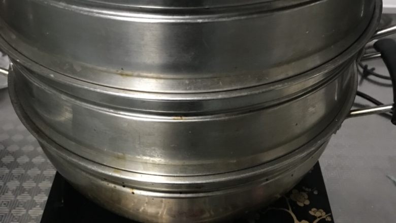 无水南瓜馒头,凉水上锅蒸,大火烧上气后转中火18分钟,熄火焖5分钟