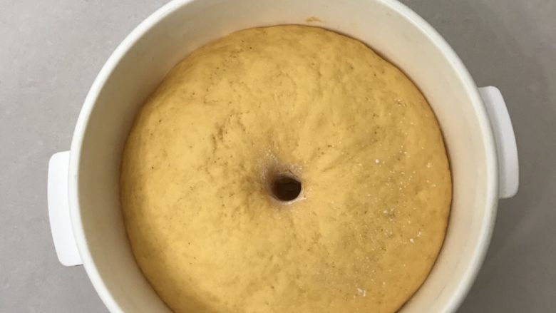 无水南瓜馒头,检查好不好还是根据做面包一发一样,用手指沾面粉戳洞洞口不回缩不塌陷为发酵好