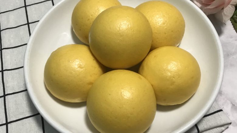无水南瓜馒头,出锅后先移至晾网上晾凉,馒头热的时候吃,太好吃啦