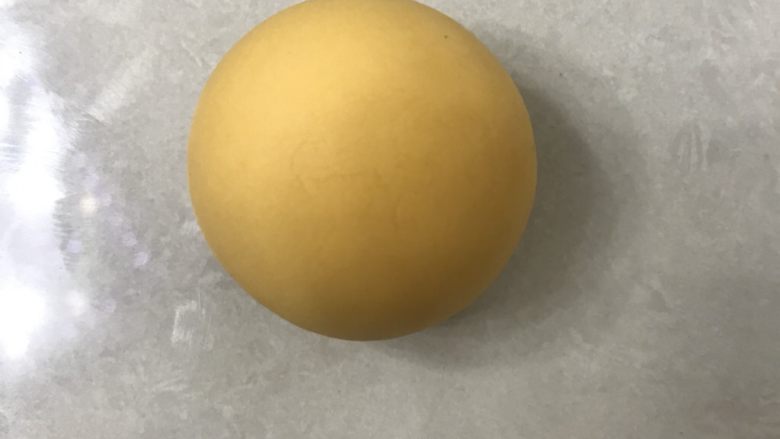 无水南瓜馒头,取一个面团使劲揉揉,揉成光滑的面团如图