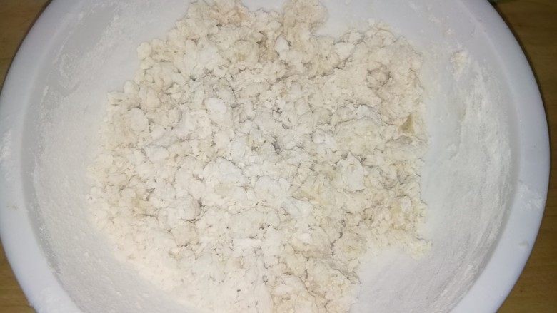 口袋饼,少量多次倒入开水,搅拌成絮状