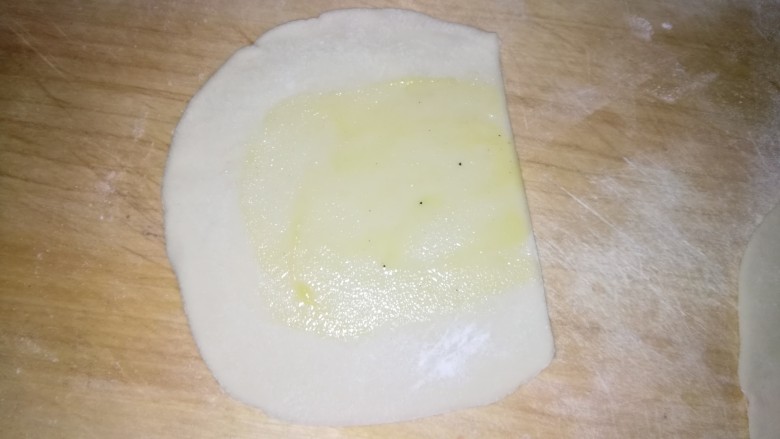 口袋饼,中间涂一层油酥,边缘不要涂