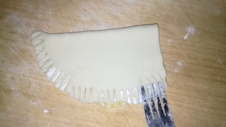 口袋饼,用叉子按出花纹使其粘黏在一块,留一个口