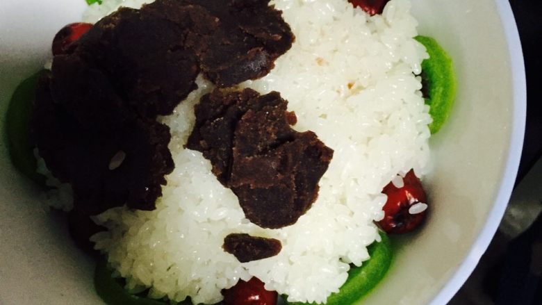 五彩八宝饭,在底部造型上铺一层米饭,再铺上一层<a style='color:red;display:inline-block;' href='/shicai/ 475'>红豆沙</a>