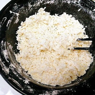 烧饼夹烤肉,一边倒水,一边拌成絮状