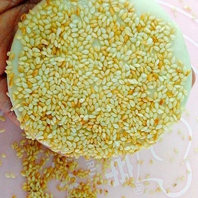 烧饼夹烤肉,把饼放芝麻上沾,得均匀哦