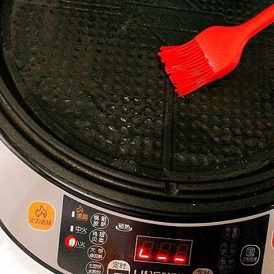 烧饼夹烤肉,先预热,后刷上油,上下盖全刷