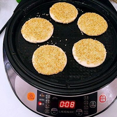 烧饼夹烤肉,放入饼胚,把饼胚放上,调小火自主烙烤
