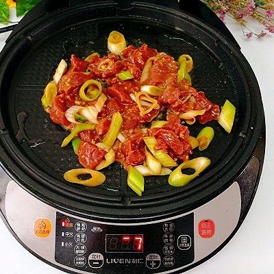 烧饼夹烤肉,倒入腌制好的牛肉,烤