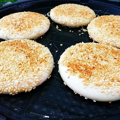 烧饼夹烤肉,表面呈金黄,饼胚鼓起来即可