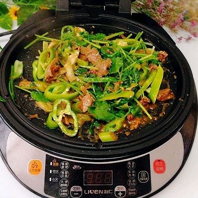 烧饼夹烤肉,烤好后加入长青椒,香菜即可出锅