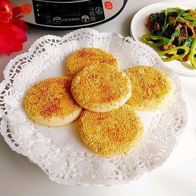 烧饼夹烤肉,准备开吃,先把饼切开,夹进牛肉