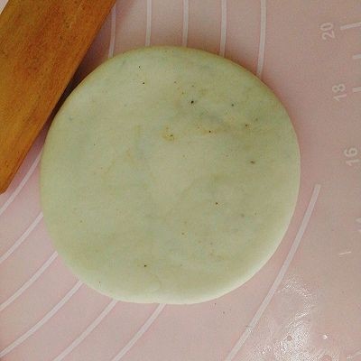 烧饼夹烤肉,立在操作台上,用手压再用擀面杖压成饼状