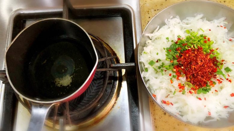 萝卜煎包,把30-40克左右的玉米油烧滚