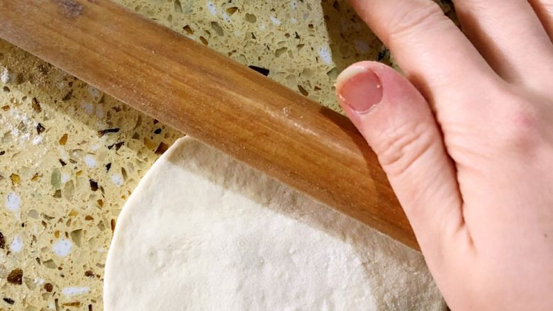 萝卜煎包,用擀面杖擀成面皮