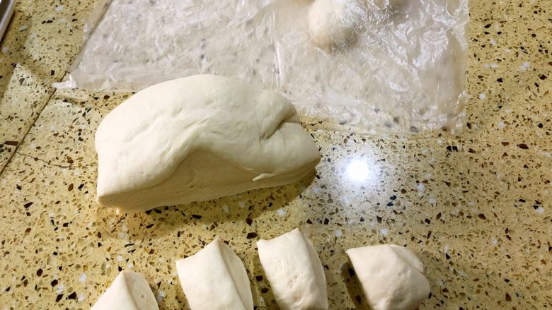 萝卜煎包,分切面团 、我分了50克左右一团
记得分好的面团用保鲜袋盖上以防干皮