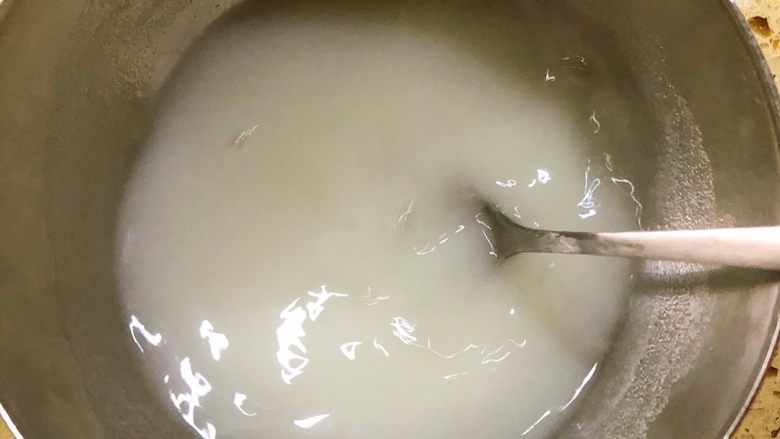 萝卜煎包,再加入80克左右的清水 拌均匀