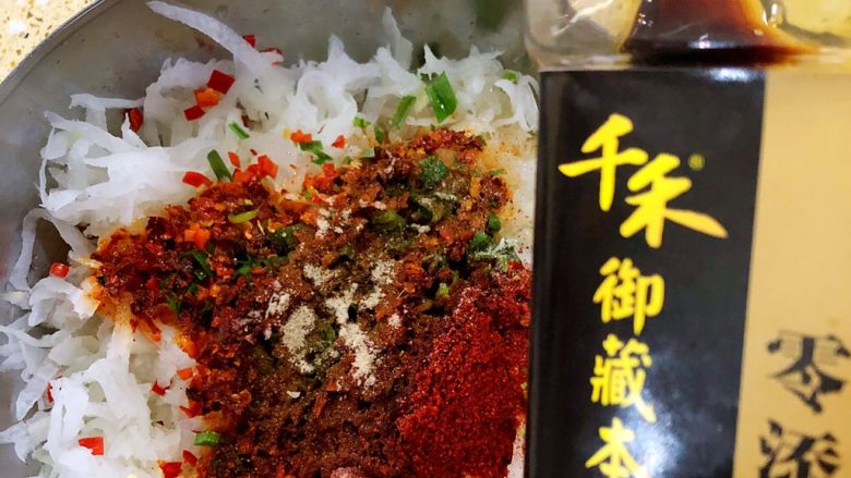 萝卜煎包,加入一勺<a style='color:red;display:inline-block;' href='/shicai/ 788'>生抽</a>