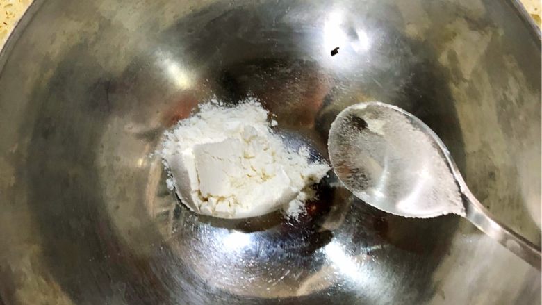 萝卜煎包,准备一个小碗、倒入一勺面粉