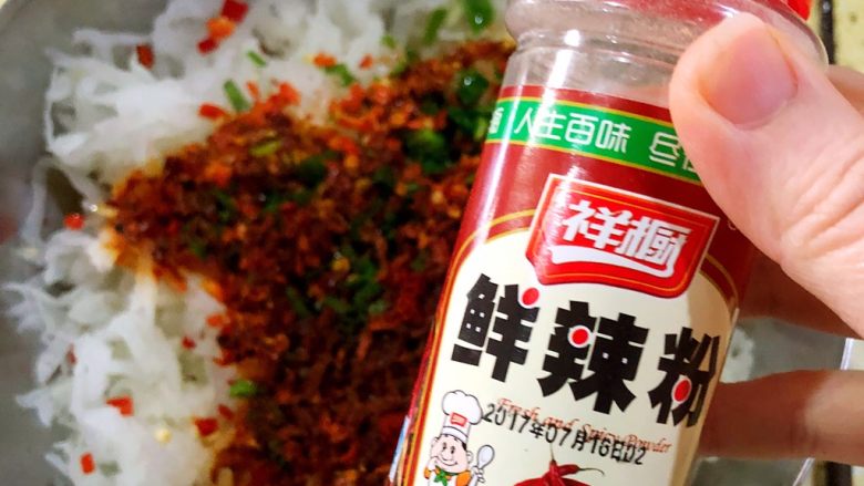 萝卜煎包,再加入少许鲜辣粉
没有的话用白胡椒粉代替