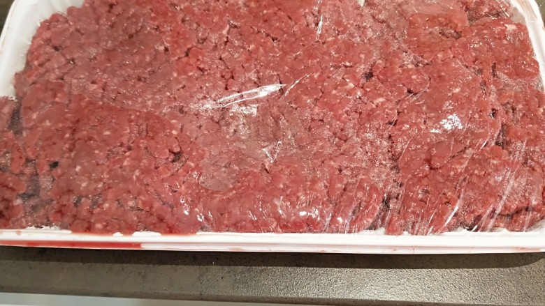 牛肉芹菜鸡蛋三角,鲜<a style='color:red;display:inline-block;' href='/shicai/ 216'>牛肉</a>一盒用一半500克。